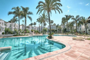 Cozy Beach Side Apartment With Pool Estepona